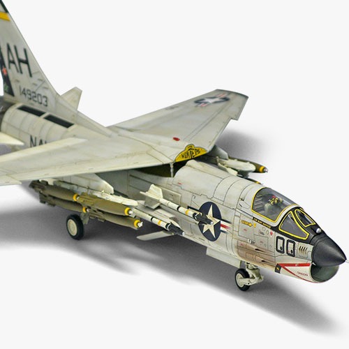 [1/72] 12521 USN F-8E VF-162 &quot;The Hunters&quot;